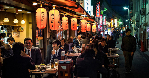 Đến Nhật Bản thì đừng bỏ lỡ ghé quán nhậu đầy tính chất truyền thống, với các món ăn đậm đà và rượu sake thơm ngon. Hãy xem hình ảnh của quán nhậu này để cảm nhận được sự độc đáo chỉ có ở Nhật Bản.