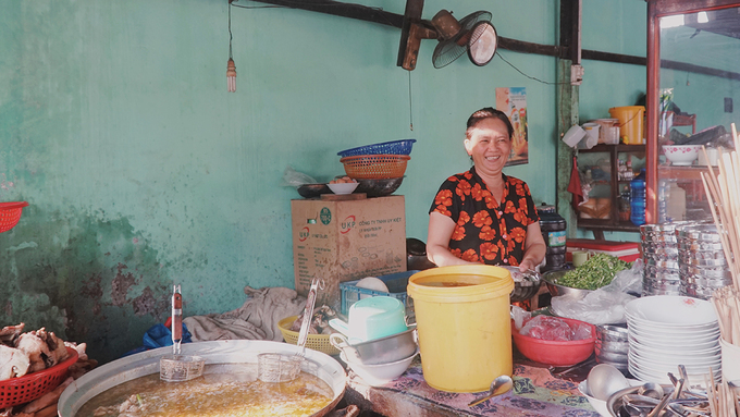 Quán được mở vào năm 1976 bởi bà Trần Thị Thu Mai (còn gọi là bà Hai, 76 tuổi). Thương hiệu quán là tên mọi người thường gọi bà kèm tên người chồng là ông Hiển.