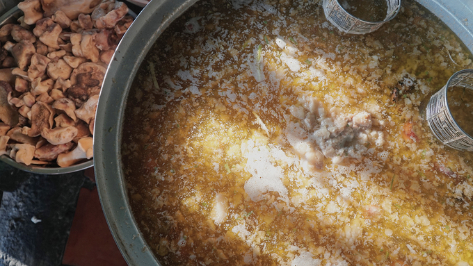 Nước lèo của quán được nấu hàng giờ với xương ống bò nên có vị ngọt nguyên chất. Vừa bán phở vừa bán lẩu nên chủ quán dùng một chiếc nồi khổng lồ để nấu nước đủ tiêu thụ cả ngày.