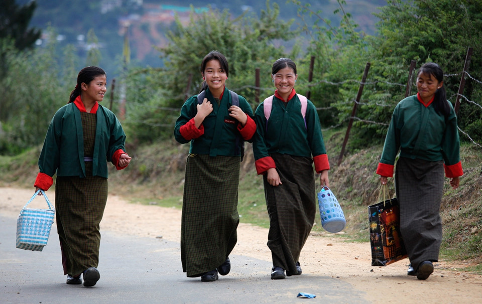 Phụ nữ tận hưởng nhiều tự do: Ở Bhutan, phụ nữ rất được coi trọng trong xã hội. Trong khi đến Dharamsala, vùng đất có địa hình tương tự Bhutan, bạn bị mê hoặc bởi sự bình yên trong âm thanh của tiếng chuông hay những bài thánh ca nhịp nhàng của các nhà sư thì ở đây, du khách sẽ cảm nhận một không gian khác hẳn. Bạn có thể dễ dàng bắt gặp những cô gái vui vẻ cười nói trên đường trong đêm khuya, họ cũng thường đi chơi cùng bạn bè đến tận sáng. Ảnh: AFP.