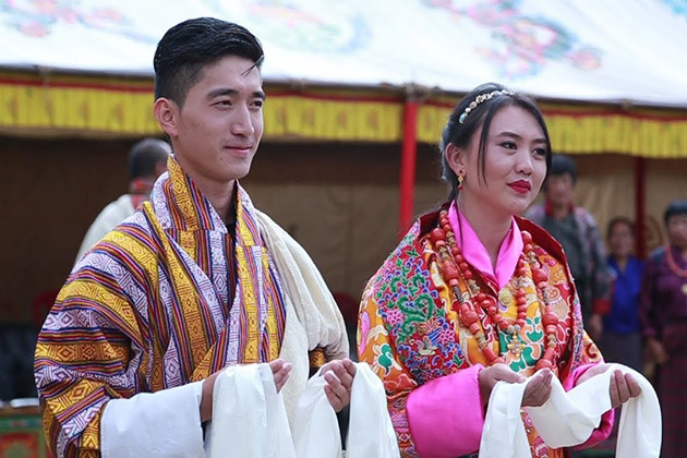 Chế độ đa thê: Bhutan tồn tại một hình thức đa thê hiếm có. Trong đó, đàn ông, hoặc phụ nữ được phép kết hôn với vài chị em hoặc anh em. Truyền thống này đang dần mất đi, nhưng nó vẫn còn phổ biến ở một số cộng đồng du mục nhất định trong nước. Ảnh: Gobhutan.