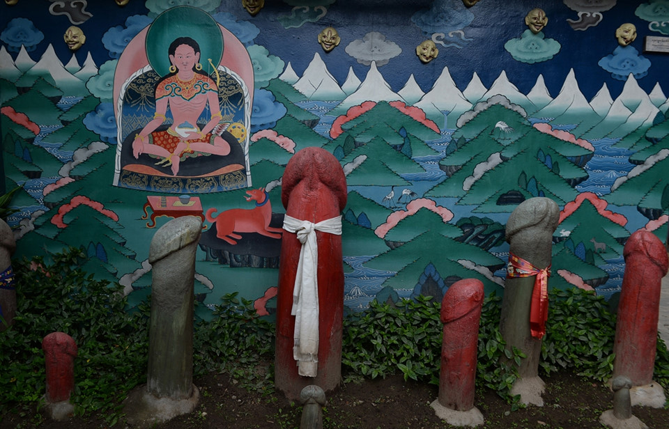 Thờ tượng hình dương vật: Tình dục không phải là một chủ đề cấm kỵ ở Bhutan. Bởi vậy, bạn cũng dễ dàng gặp những bức tượng dương vật đầy màu sắc được trưng bày nhiều nơi. Ngoài ra, việc thờ những bức tượng này bắt nguồn từ một vị thánh Tây Tạng trong thế kỷ 15 là Drukpa Kunley. Vị thần tượng trưng cho sự sinh sản. Ngôi đền riêng để thờ thần Kunley nằm ở quận Punakha. Ảnh: AFP.