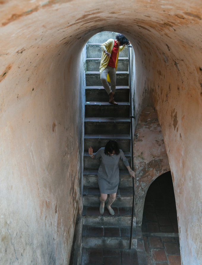 Cầu thang tại tầng đế thứ ba dẫn du khách lên thân cột cờ. Mỗi cầu thang có 14 bậc và tay vịn lan can bằng sắt.
