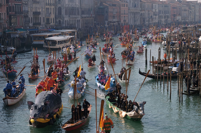 Phần lễ "Cuộc chiến của loài Chuột" có mô hình chuột khổng lồ dẫn đầu đoàn thuyền được trang hoàng rực rỡ, đi dọc theo Kênh đào Chính của Venice. Ảnh: Reuters.