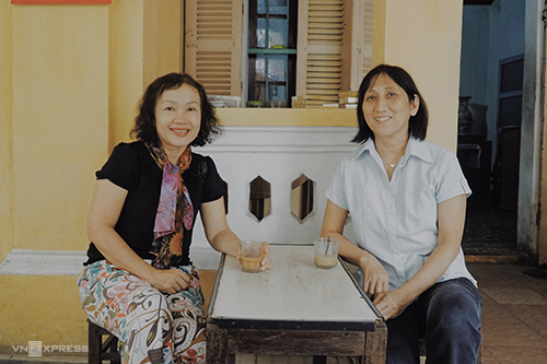 Cô Kim Anh (trái) là giáo viên đã nghỉ hưu và cô Thu Vân từng là y sĩ tại Đà Nẵng. Ảnh: Phong Vinh.