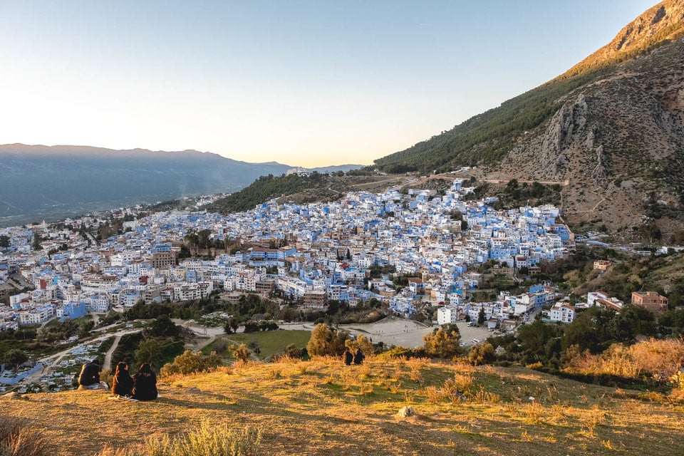 Khoảng 5 năm qua, Chefchaouen, một thành phố nhỏ ở Moroco, trở thành hiện tượng du lịch với những ngôi nhà màu xanh dương bắt mắt. Nơi đây có tuổi đời hơn 500 năm. Ban đầu, người ta gọi thị trấn là Chaouen, nghĩa là “đỉnh” vì vị trí đặc biệt với dãy núi Rif gần đó. Năm 1975, nơi này mới mang cái tên hiện tại, nghĩa là “cái nhìn của đỉnh núi”.