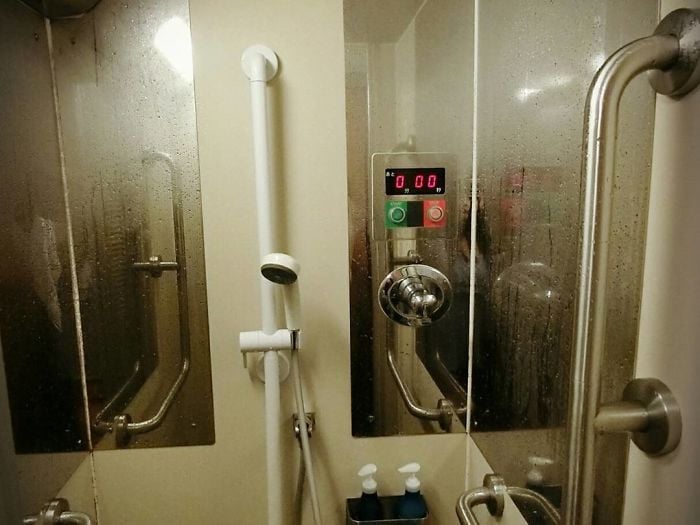 Trên các chuyến xe lửa đường dài ở Nhật, bạn sẽ phải trả tiền để mua thẻ đi tắm, vòi sen chỉ chảy trong 6 phút và có đồng hồ hẹn giờ được đặt gần đó để bạn tự tính toán thời gian. Nhiều du khách sẽ cảm thấy khá phiền phức với khoảng thời gian ngắn ngủi cho việc tắm rửa này. Ảnh: Apubby.