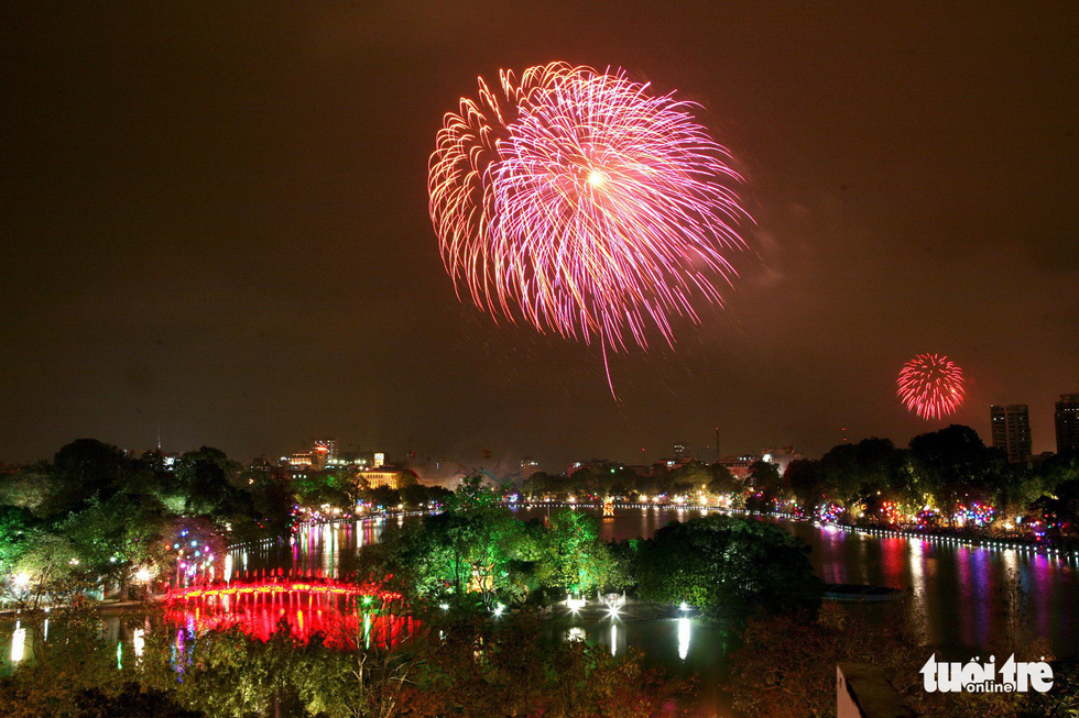 Bắn pháo hoa tại Hồ Gươm - Ảnh: GIA TIẾN