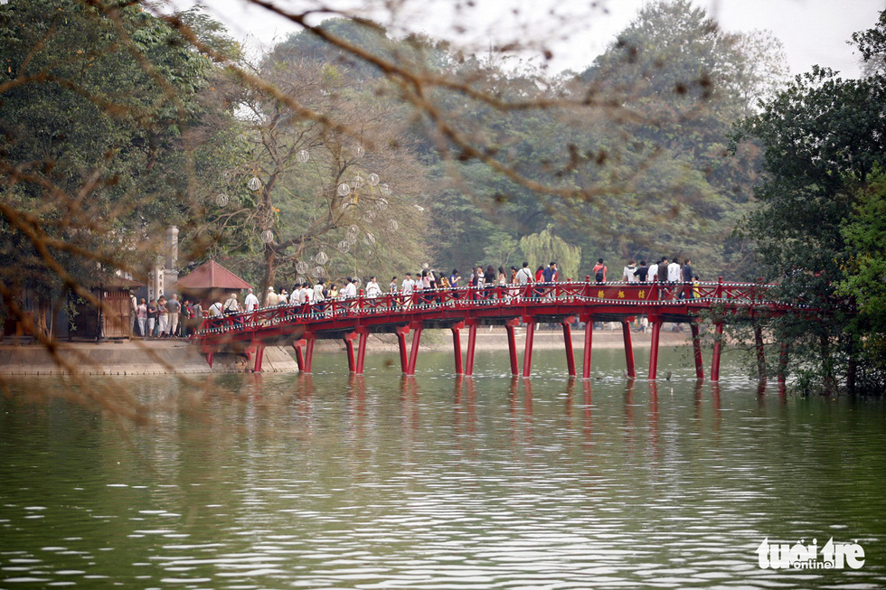 Cầu Thê Húc dẫn vào đền Ngọc Sơn ở hồ Gươm - Ảnh: GIA TIẾN