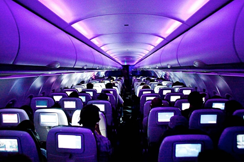 Với những chuyến bay đêm, phi công giảm ánh sáng trong cabin để mắt bạn thích nghi với bóng tối. Nhờ thế, trong trường hợp gặp sự cố, hành khách sẽ nhanh chóng tìm được lối thoát hiểm so với việc bị mất điện đột ngột.