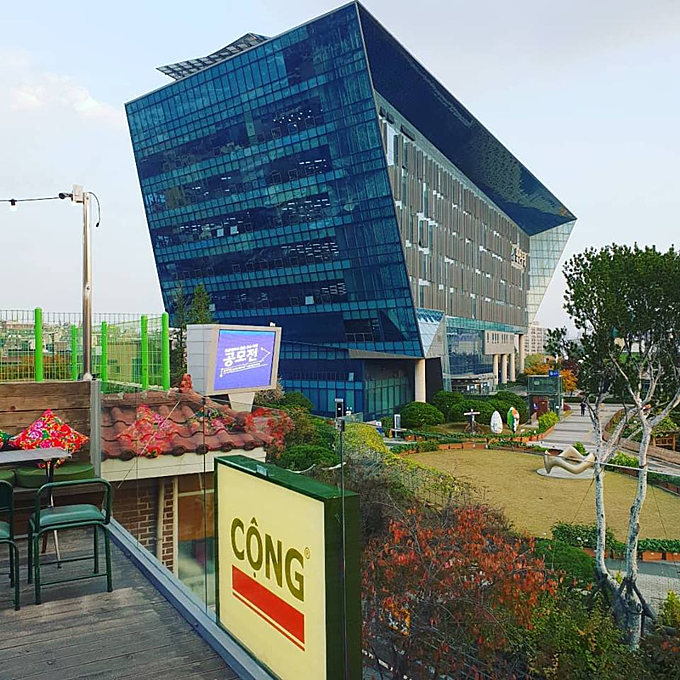 Địa chỉ đầu tiên của Cộng mở tại địa chỉ 223-114, Yeonnam-dong, Mapo-gu, Seoul, Hàn Quốc. Cơ sở thứ 2 mới khai trương nằm tại 34–54 phố Itaewon, Yong San, Seoul. Ảnh: KCrush