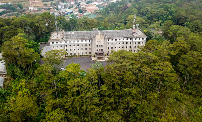 Viện sinh học Tây Nguyên nằm trên đồi Tùng Lâm, cách trung tâm TP Đà Lạt (Lâm Đồng) khoảng 7 km. Đây vốn là tu viện thuộc dòng Chúa cứu thế của Việt Nam, được sử dụng vào hoạt động nghiên cứu sau năm 1975.
