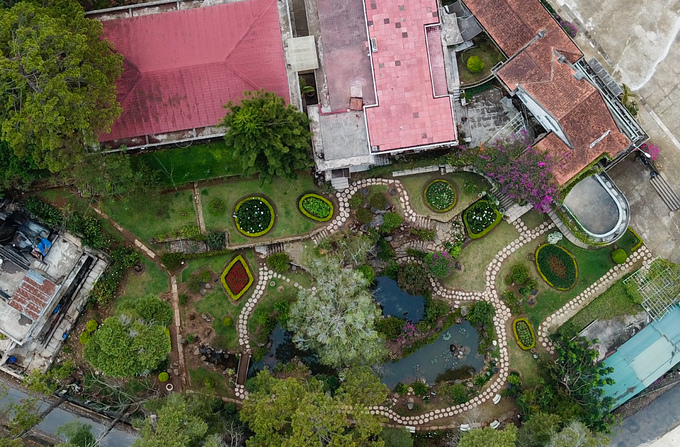 Ba ngôi biệt thự có những nét kiến trúc riêng, kết nối với nhau qua những lối đi và khu vườn được thiết kế hài hòa. Nổi bật nhất là vườn hoa do các kỹ sư đến từ Nhật Bản thiết kế. Trong vườn có một hồ nước, khi bơm đầy sẽ tạo thành hình địa đồ Việt Nam.