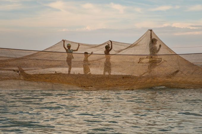 Bình minh Mù Cang Chải vào top ảnh đẹp trên báo Mỹ Bức ảnh chụp cuộc sống mưu sinh của một gia đình trên thuyền kéo lưới đánh cá tại khu vực hồ Trị An, tỉnh Đồng Nai được đăng trên Daily Dozen ngày 30/12/2017.