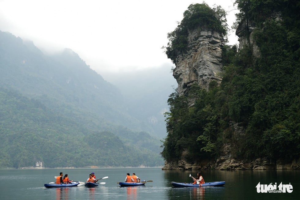 Bao quanh là núi rừng hùng vĩ