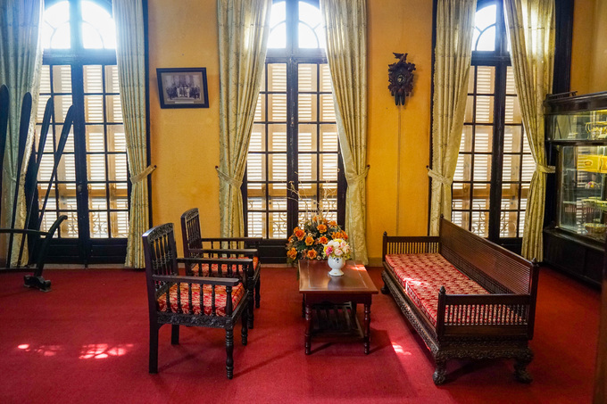 Trong cung còn có phòng riêng của thái tử Bảo Long, phòng yến tiệc, phòng ăn của gia đình, nhà bếp... Bố cục không gian các phòng trong dinh thự được thiết kế thoáng đãng.