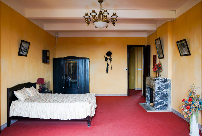 Phòng ngủ thiết kế cho vợ chồng ông Nguyễn Hữu Hào ở tầng 2 của dinh thự. Mỗi phòng đều có lò sưởi riêng làm từ nhiều loại đá hoa cương màu sắc khác nhau. Hầu hết phòng đều có ban công để ngắm cảnh.