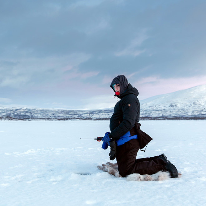 Câu cá trên băng là một trong các hoạt động mùa đông ở miền Bắc Thụy Điển.