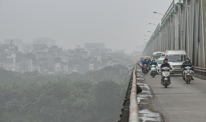 Cầu Chương Dương  Cây cầu dài 1,2 km khánh thành vào năm 1985 nhằm giảm tắc nghẽn trên cầu Long Biên kéo dài nhiều năm. Nằm song song với cầu Long Biên, cầu Chương Dương là cây cầu lớn đầu tiên do Việt Nam tự thiết kế và thi công mà không có sự giúp đỡ của kỹ sư nước ngoài. Đây cũng là tuyến đường nối quận Hoàn Kiếm của Hà Nội thẳng đến các tỉnh Bắc Ninh, Bắc Giang, Lạng Sơn theo quốc lộ 1A.