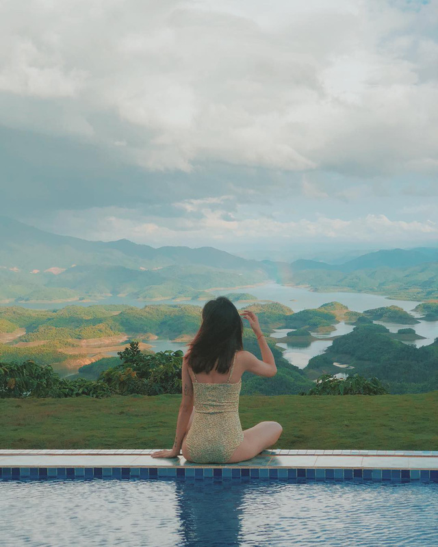 "Virtual life" with infinity pool at Tadung Topview Homestay.  (Photo: Khoa Nguyen)