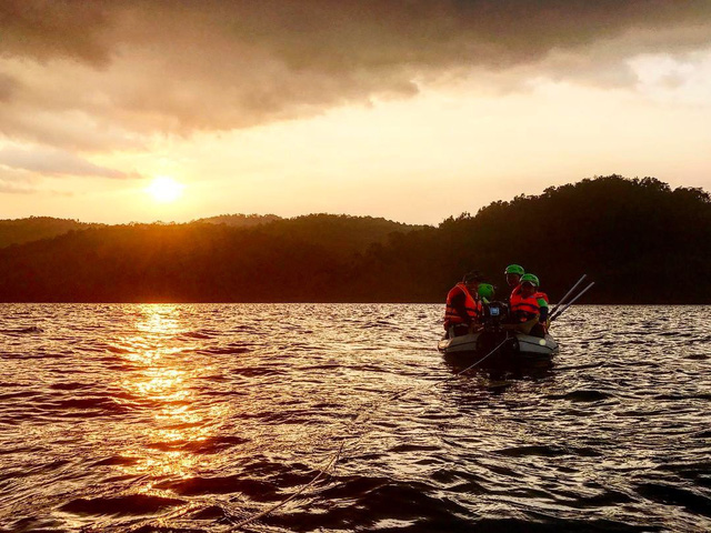 Take a boat to the middle of Ta Dung Lake.  (Photo: Phuong Thao)