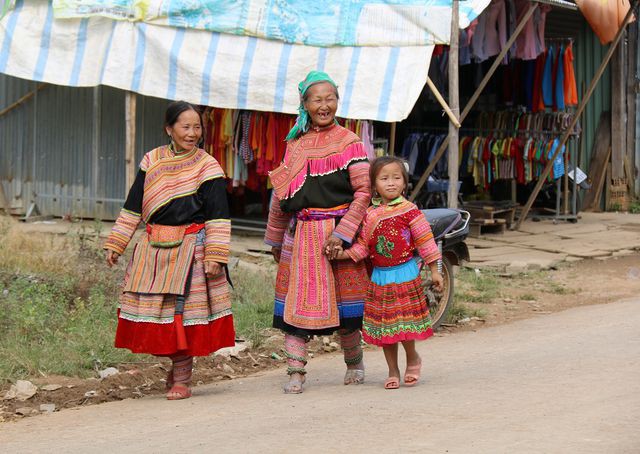 Chợ phiên cuối tuần của người Mông tại Đắk Nang, xã Đắk Som. (Ảnh: Dương Phong)