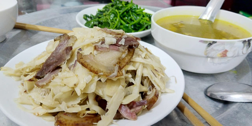 Mâm cơm gồm măng đắng xào thịt lợn hun khói, rau cải ngồng luộc, súp thịt gà nấu gừng. Ảnh: Nguyễn Minh Chuyển.
