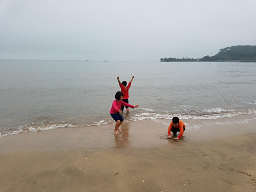 Các em nhỏ rất thích ra biển chơi.  Ảnh: NVCC.