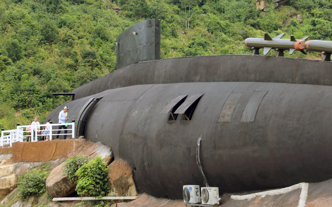Mô hình tàu ngầm Kilo của Hải quân Việt Nam được đặt trong khu du lịch rộng khoảng 15 ha khánh thành đầu tháng 2. Mỗi ngày, có hàng trăm lượt khách đến tham quan, giá vé vào cổng 100.000 đồng mỗi người.