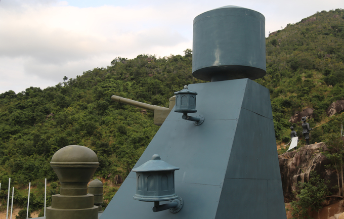 Trên tàu gắn một số mô hình vũ khí như radar, ụ pháo.