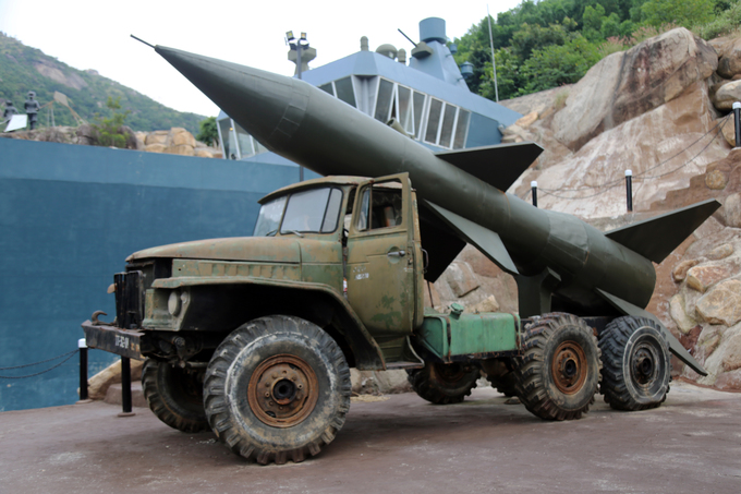 Bản sao pháo tên lửa được đặt trên xe tải bố trí ngay cạnh tàu ngầm.