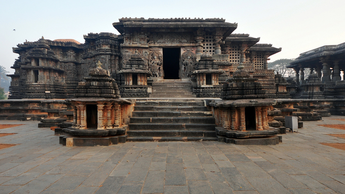 Đền Hoysaleswara nằm ở thị trấn Halebidu, bang Karnataka, miền tây nam Ấn Độ được đánh giá là quần thể kiến ​​trúc đặc trưng, mẫu mực nhất của triều đại Hoysala (1000-1346) còn lại cho đến nay. Ngôi đền thờ thần Shiva trong đạo Hindu có cổng chính hướng ra phía đông, trong khi lối vào dành cho khách du lịch nằm ở cổng phía bắc. Trong thời đại của mình, các vị vua Hoysala đã cho xây dựng hơn 1.500 ngôi đền khắp đế chế, nhưng hiện chỉ còn khoảng 100 công trình. Ảnh: Manfred Sommer.