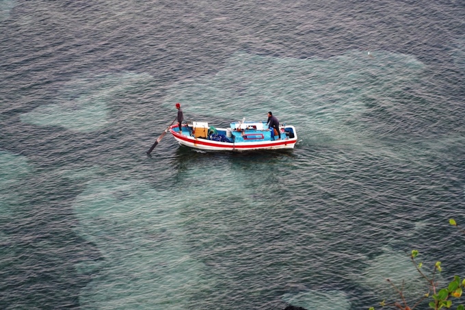 Ngư dân Ba Làng An dùng thuyền nhỏ đánh bắt gần bờ.
