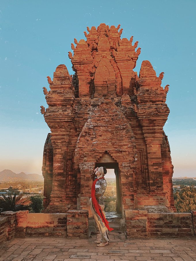 Tháp Chăm Po Klong Garai  Tháp Po Klong Garai là một cụm tháp Chăm nổi tiếng trên bản đồ du lịch Ninh Thuận. Tháp nằm trên ngọn đồi Trầu, cách trung tâm thành phố Phan Rang khoảng 7 km về phía tây, gồm tháp Chính, tháp Lửa và tháp Cổng. Ảnh: @cuongkhii.
