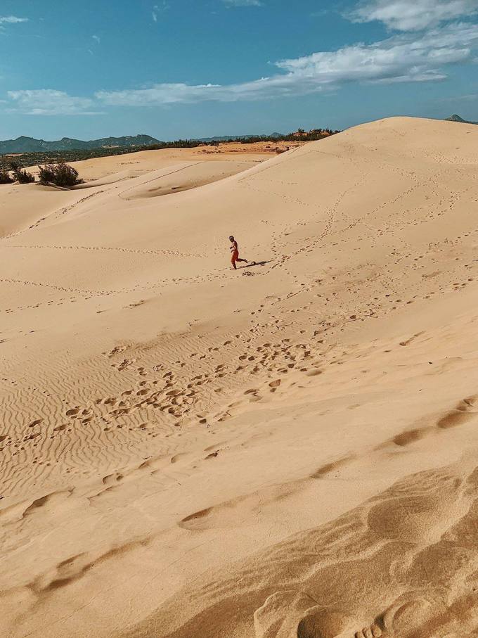 Đồi cát Nam Cương  Chỉ cách thành phố Phan Rang 8 km, đồi cát Nam Cương là cảnh quan đặc trưng của Ninh Thuận. Thời gian đẹp nhất để chiêm ngưỡng đồi cát là lúc bình minh, 5h đến 7h, khi những tia nắng rọi dần trên từng trảng cát như sóng nhấp nhô. Ảnh: @cuongkhii.