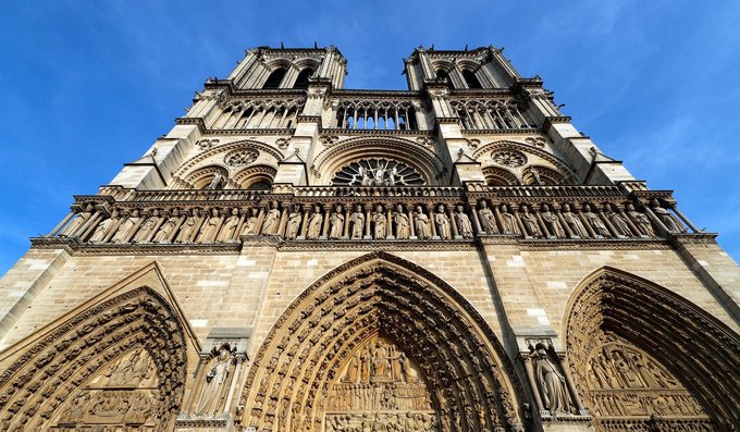 Trước khi bị cháy, mỗi ngày có hơn 35.000 lượt khách du lịch tới tham quan nhà thờ Đức Bà Paris. Dòng người tiến vào qua cánh cổng ở mặt tiền phía tây mà không biết rằng nó gắn với một trong những truyền thuyết được nhắc đến hàng trăm năm qua. Ảnh: National Review.