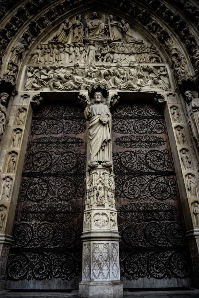 Đến khi Biscornet ra mắt tác phẩm của mình, người dân Paris và Giáo hội khi đó ngỡ ngàng trước vẻ đẹp phi thường của những họa tiết trên cửa. Do trình tự xây dựng nhà thờ từ sau ra trước, cánh cửa của Biscornet đã trở thành dấu chấm hoàn hảo để kết thúc quá trình xây dựng gần 200 năm của nhà thờ Đức Bà Paris. Ảnh: Amyscrypt.