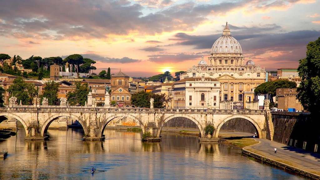 Vatican là quốc gia nhỏ nhất thế giới với diện tích 0,44 km2, nằm trong lòng thành Rome, Italy. Quốc gia này chỉ có các con phố mà không có đường cao tốc. Dù mang diện tích "tí hon", thành quốc Vatican vẫn sở hữu nhiều công trình kiến trúc độc đáo thu hút du khách thập phương. Ảnh: Architectural Digest.