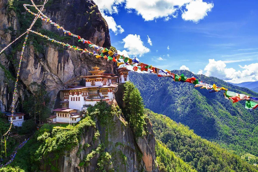 Bhutan: Bhutan là điểm đến hoàn hảo cho những ai ưa thích leo núi và trải nghiệm văn hóa. Bạn có thể leo bộ tới các tu viện, đạp xe trên đường đèo ở độ cao chóng mặt, tham gia cuộc thi bắn cung và ngắm nhìn khung cảnh núi non ngoạn mục. Ảnh: Inspire Bhutan.