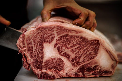 Điểm BMS càng cao, thịt bò càng đắt. (Người Nhật loại bỏ mức 1 và 2 trong chỉ số BMS, vì miếng thịt bò ở mức này gần như không có vân. Ảnh: Philippe Lopez/AFP.