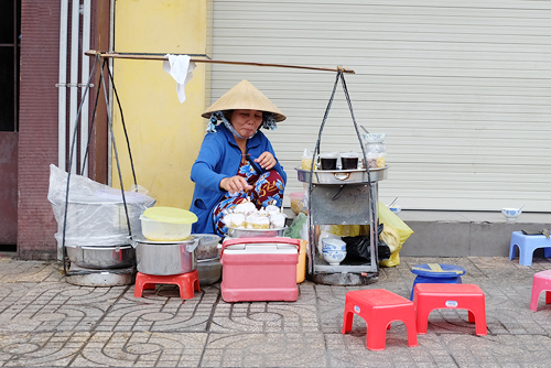 Gánh hàng nhỏ ở đường Trần Hưng Đạo đã tồn tại được 30 năm.