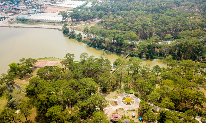Hồ Than Thở nằm giữa khu rừng thông hoang sơ, cách trung tâm thành phố Đà Lạt khoảng 6 km, theo trục đường Quang Trung - Hồ Xuân Hương.  Trước kia, vùng này có một cái ao gọi là Tơ Nô Pang Đòng. Vào năm 1917, người Pháp đắp đập, xây dựng hồ chứa nước rộng 8,5 ha, cung cấp nước sinh hoạt cho thành phố Đà Lạt, tạo thành hồ như hiện nay.