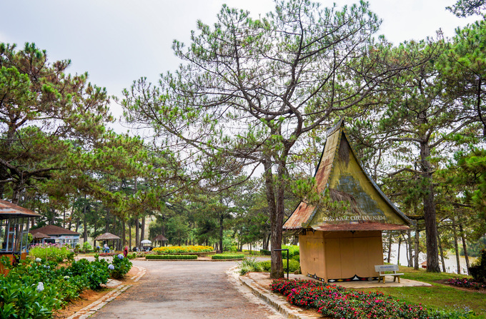Từ năm 1997, khu vực hồ và rừng thông bao quanh được xây dựng thành khu du lịch, thu hút nhiều du khách khi đến Đà Lạt.