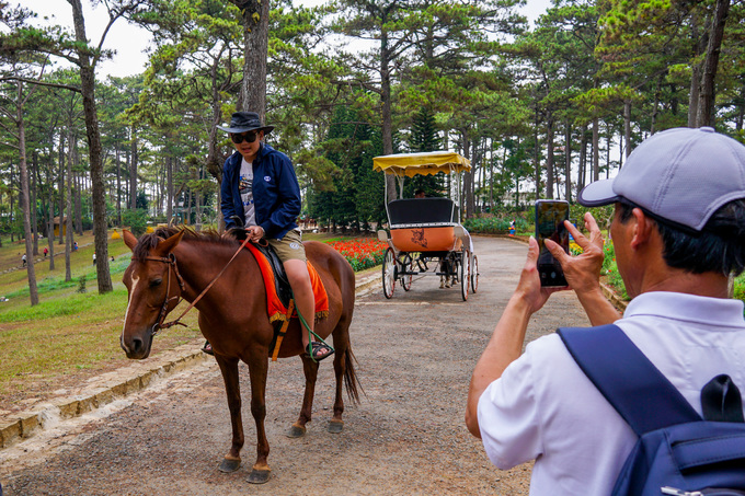 Ngoài dạo bộ, du khách còn được trải nghiệm cảm giác cưỡi ngựa dạo quanh hồ.