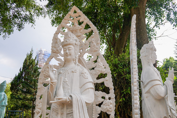 Theo nhà chùa, hầu hết tượng trong khu vườn đều do Phật tử khắp nơi cúng dường để đúc. Dưới bệ đá của mỗi tượng được để tên của người cúng dường.
