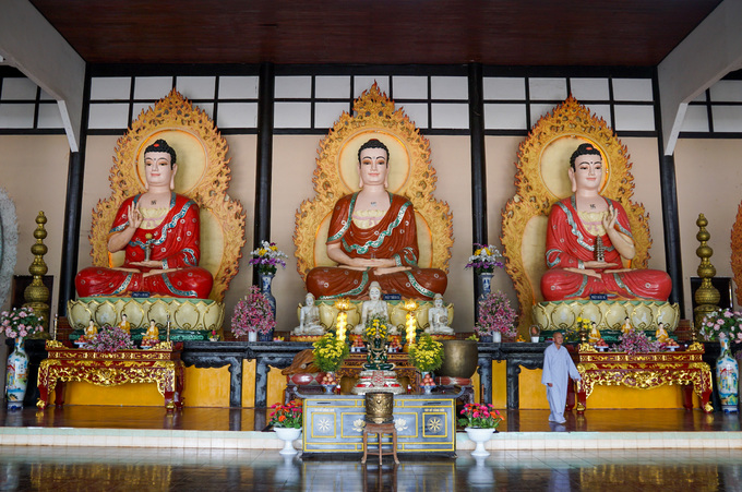 Trong Chánh điện tôn trí nhiều tượng, ở vị trí trung tâm là ba tượng Phật Thích Ca cao 7,5 m đúc bằng xi măng cốt thép.