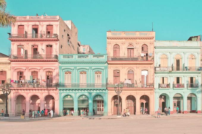 Dãy nhà đủ màu sắc ở thủ đô Cuba luôn có sức hấp dẫn với cánh săn ảnh lẫn dân du lịch. Cuối năm 2018, nhiếp ảnh gia người Pháp Helene Havard đã có những ngày tháng rong ruổi khắp Havana, chụp ảnh đường phố.