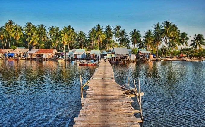 Làng chài Rạch Vẹm nằm ở phía Bắc Phú Quốc, cách thị trấn Dương Đông khoảng 20 km là gợi ý không tồi dành cho những người thích yêu thiên nhiên.