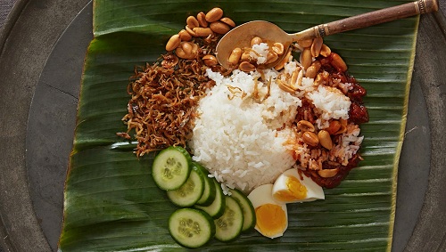 Nasi Lemak, món cơm cốt dừa truyền thống của Malaysia. Ảnh: Food Republic.