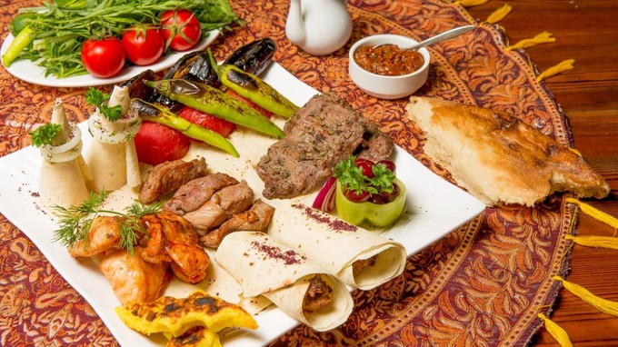 Ẩm thực phong phú  Những món ăn truyền thống của Azerbaijan là sự kết hợp đặc sắc giữa phương Đông và phương Tây, nhưng vẫn giữ nét độc đáo. Những món ăn nổi bật chính là cơm Pilaf nấu với nhụy hoa nghệ tây, súp cừu Piti, phiên bản kebab riêng hay bánh đậu phộng mật ong Pakhlava. Ảnh: Faig Aliyev.